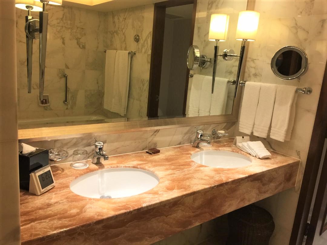 Bathroom, King Deluxe Room, Conrad Hong Kong