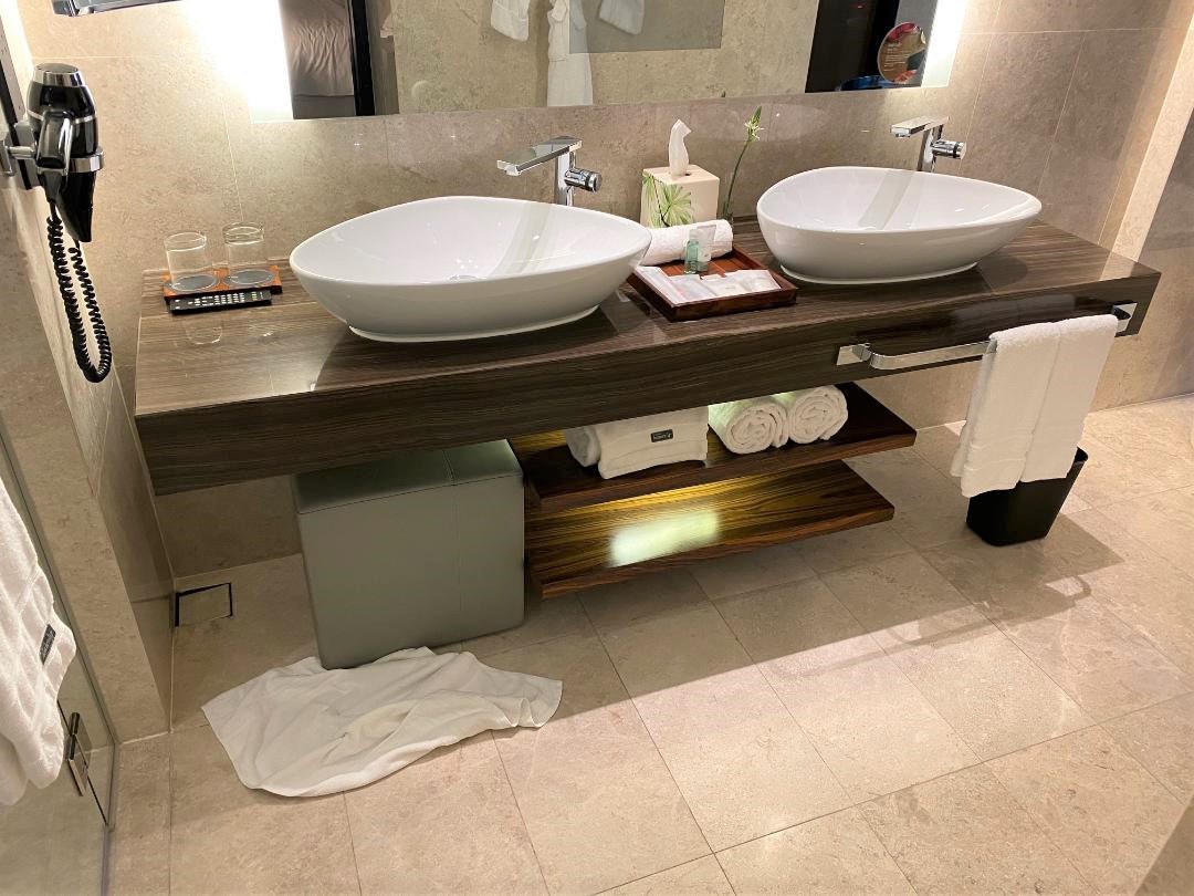 Executive Suite Bathroom, The Westin Singapore