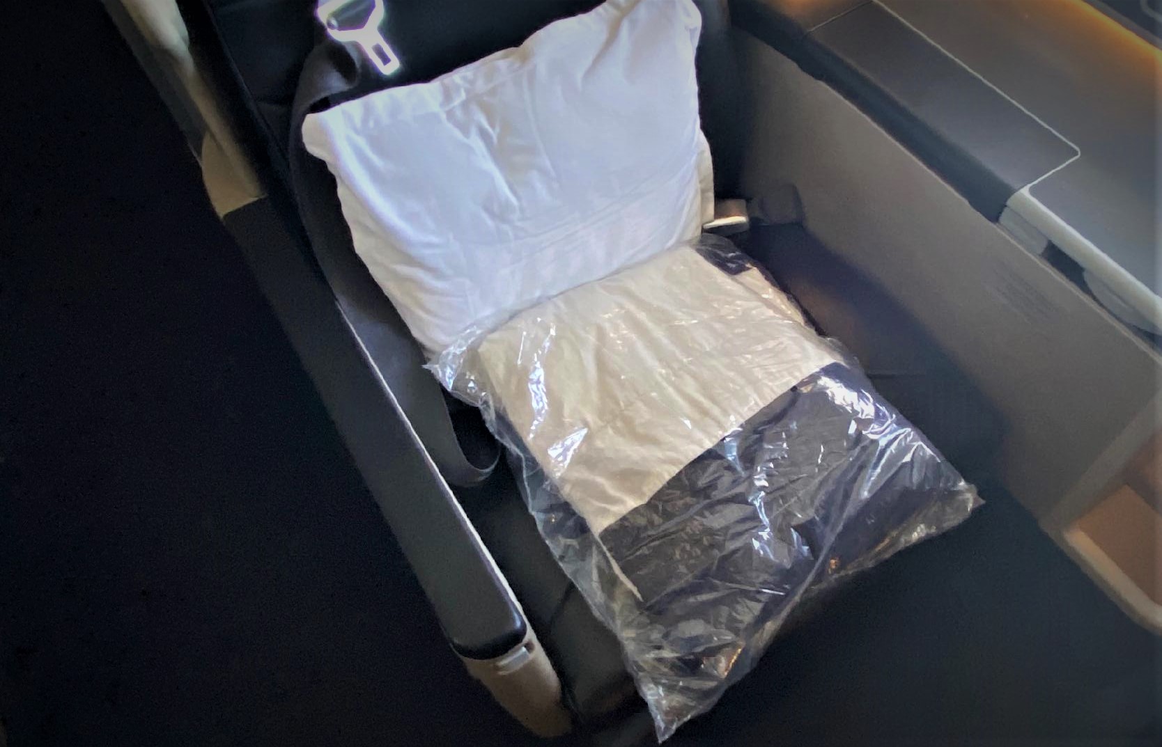 Qantas A-330, Business Class Pillow & Blanket