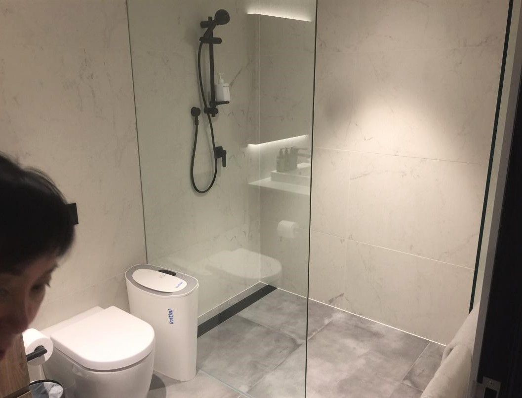 Shower suite, American Express Lounge, Sydney T1
