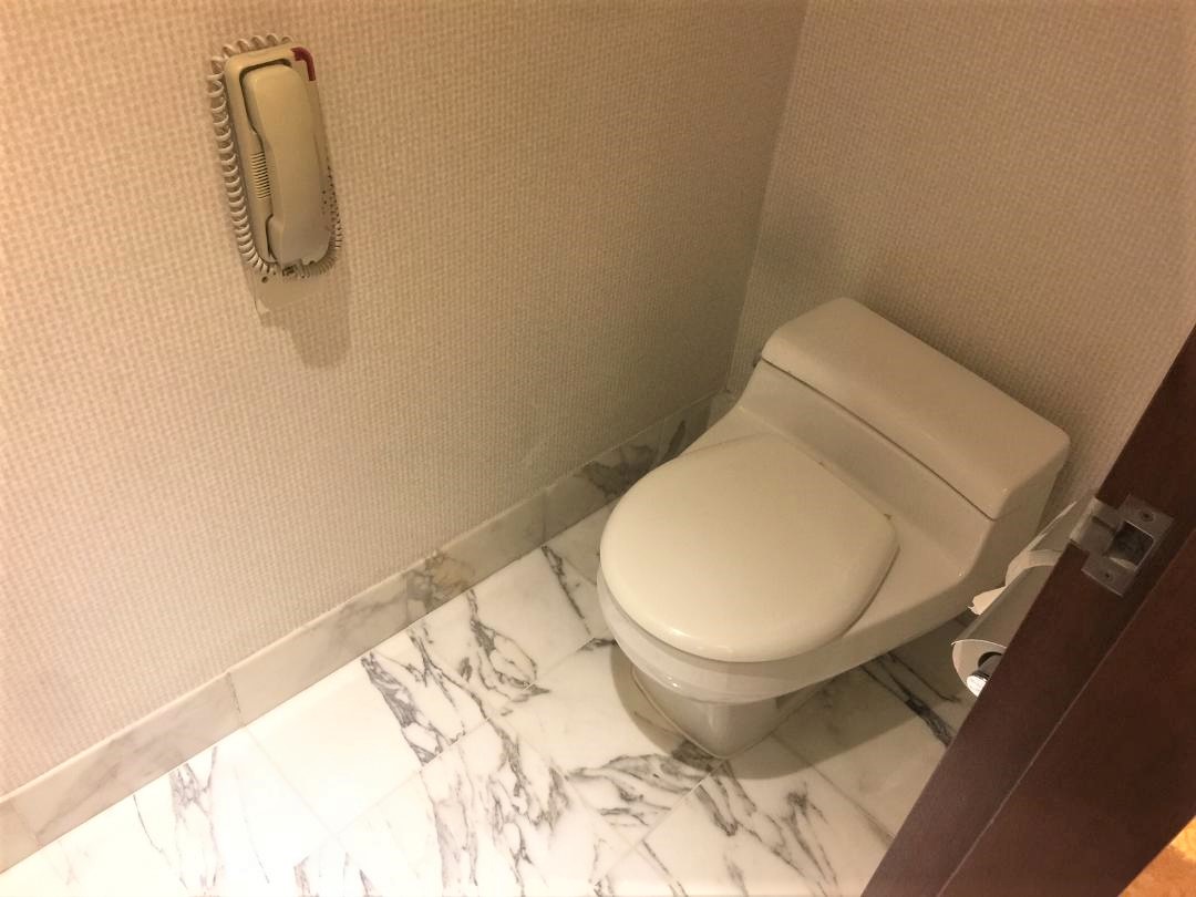 Toilet, King Deluxe Room, Conrad Hong Kong