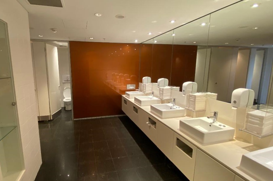 Toilet, Qantas Domestic Business Lounge