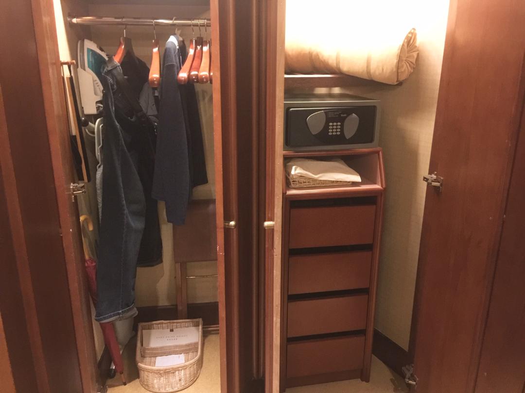 Wardrobes, King Deluxe Room, Conrad Hong Kong